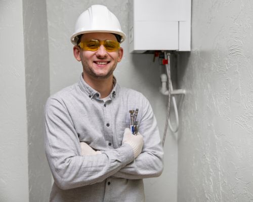 Fontanero profesional trabajando